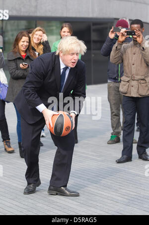 London, UK. 8. April 2013. Turkish Airlines Euroleague Final Four Photocall. Rathaus, London, UK 08.04.2013 Boris Johnson fördert 2013 Turkish Airlines Euroleague Final Four-Basketball-Turnier vor dem Rathaus, London. Bildnachweis: Jeff Gilbert / Alamy Live News Stockfoto