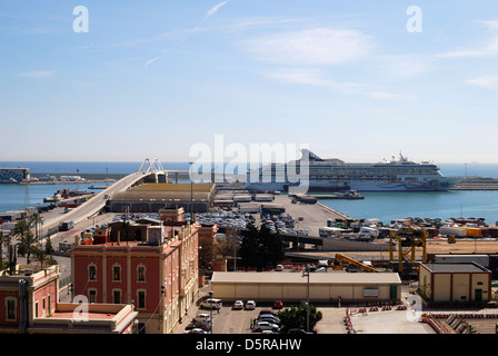 Hafen von Barcelona. Katalonien. Spanien. Mit Ankern Kreuzfahrtschiff und geparkte Autos, LKW und Container am Hafen. Stockfoto