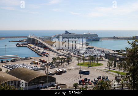 Hafen von Barcelona. Katalonien. Spanien. Mit Ankern Kreuzfahrtschiff und geparkte Autos, Busse und LKW. Stockfoto