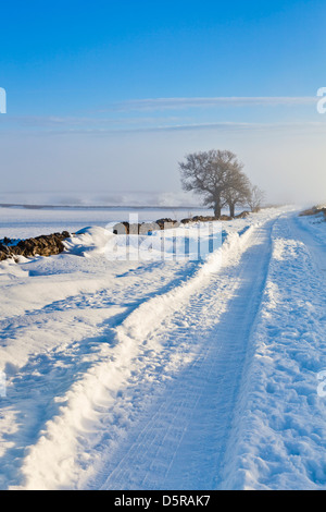 Schneebedeckte Straße auf Stanley Moor in der Nähe Tideswell Derbyshire Peak District National Park England GB UK EU Europa Stockfoto