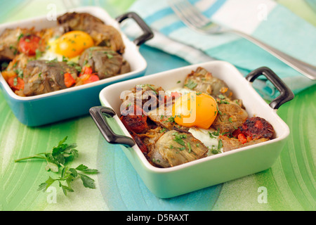 Artischocken mit Ei und Chorizo. Rezept zur Verfügung. Stockfoto