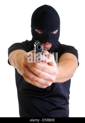 Mann mit einer Maske mit einem Gewehr auf einem weißen Hintergrund Stockfoto