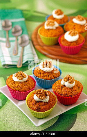 Cupcakes mit Karotten und Walnüssen. Rezept zur Verfügung. Stockfoto