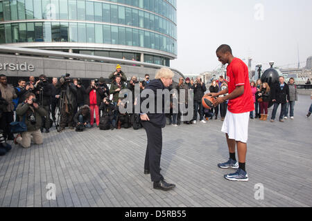 London, UK. 8. April 2013. Turkish Airlines Euroleague Final Four Photocall. Rathaus, London, UK 08.04.2013 Boris Johnson eine Basketball-Lektion mit Kingsley Koroh, Basketball-Spieler erhält 2013 Turkish Airlines Euroleague Final Four-Basketball-Turnier vor dem Rathaus, London zu fördern. Bildnachweis: Jeff Gilbert / Alamy Live News Stockfoto