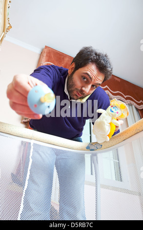 Moderner Vater mit Baby im Feld Stockfoto