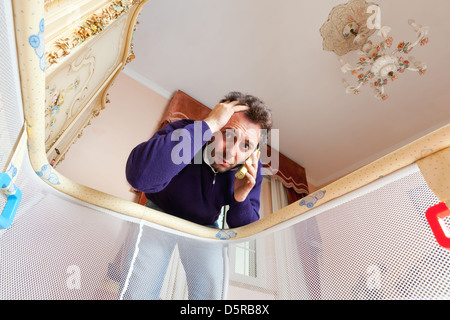 Moderner Vater mit Baby im Feld Stockfoto