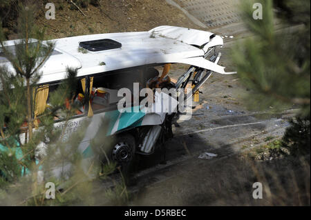 Rokycany, Tschechien. 8. April 2013. Ein 16 Jahre alten Mädchen starb und drei Personen schwere Verletzungen bei einem Unfall eines französischen Trainers an D5 Autobahnausfahrt in Rokycany heute Morgen erhalten, erklärte Rettungs-Dienst-Sprecherin Lenka Ptackova CTK, fügte hinzu, dass rund 40 Mitarbeiter für ärztliche Untersuchung genommen wurden. Nach dem L´Union-L´Ardennais-Server nahm der Trainer Schüler einer weiterführenden Schule von Reims nach Prag. Ein französische Bus fiel aus einer Autobahnbrücke in der Nähe von Rokycany, Tschechien, etwa 80 Kilometer südwestlich von Prag, auf Montag, 8. April 2013. (CTK Foto/Petr Eret/Alamy Live News) Stockfoto