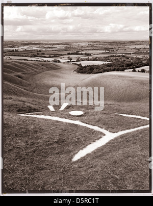 Das Uffington White Horse, eine prähistorische Figur geschnitzt mit Kreide auf einer Böschung der Berkshire Downs mit Blick auf Dragon Hill unten. Stockfoto