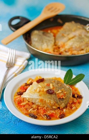 Kabeljau mit Rosinen und Pinienkernen. Rezept zur Verfügung. Stockfoto