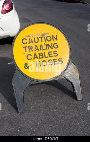 Ein Schild warnt vor Schleppkabel und Schläuche vor eine Fläche von Baustellen. Stockfoto