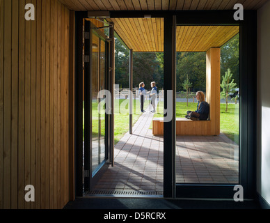 Pangbourne College, Pangbourne, Vereinigtes Königreich. Architekt: Mitchell Taylor Workshop 2012. Blick durch den Haupteingang Türen, p Stockfoto