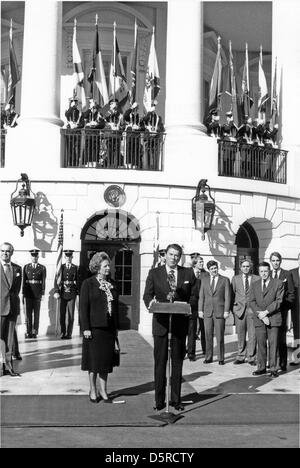 Bilder-Datei: US-Präsident Ronald Reagan und Premierministerin Margaret Thatcher von Großbritannien ausstellen eine gemeinsame Erklärung vor dem diplomatischen Eingang des weißen Hauses nach ihrem zweistündigen treffen in Washington, D.C. am Mittwoch, 20. Februar 1985. Thatcher starb an einem Schlaganfall bei 87 Montag, 8. April 2013. Bildnachweis: Arnie Sachs / CNP/Alamy Live News Stockfoto