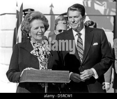 Bilder-Datei: Premierministerin Margaret Thatcher von Großbritannien, links, macht eine Aussage, die nach ihrem zweistündigen treffen als US-Präsident Ronald Reagan, rechts, vor dem diplomatischen Eingang des weißen Hauses in Washington, D.C. am Mittwoch, 20. Februar 1985, in hört. Frau Thatcher war für zwei Tage der Gespräche mit hoher Regierungsbeamter in Washington. Thatcher starb an einem Schlaganfall bei 87 Montag, 8. April 2013. Bildnachweis: Arnie Sachs / CNP/Alamy Live News Stockfoto