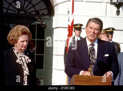 Bilder-Datei: US-Präsident Ronald Reagan, Recht, eine gemeinsame Erklärung Fragen, als Premierministerin Margaret Thatcher von Großbritannien, links, vor dem diplomatischen Eingang des weißen Hauses nach ihrem zweistündigen treffen in Washington, D.C. am Mittwoch, 20. Februar 1985 hört. Thatcher starb an einem Schlaganfall bei 87 Montag, 8. April 2013. Bildnachweis: Arnie Sachs / CNP/Alamy Live News Stockfoto