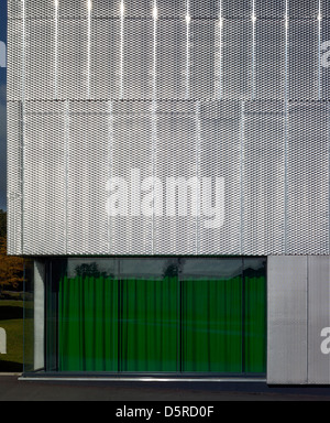 Pangbourne College, Pangbourne, Vereinigtes Königreich. Architekt: Mitchell Taylor Workshop 2012. Detail der Stahlnetz-Verkleidung und gewinnen Stockfoto