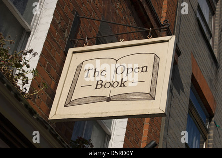 hängende Zeichen für das offene Buch, eine unabhängige Buchhandlung in Richmond nach Themse, Surrey, england Stockfoto