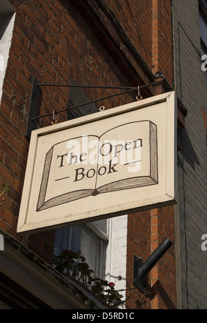 hängende Zeichen für das offene Buch, eine unabhängige Buchhandlung in Richmond nach Themse, Surrey, england Stockfoto