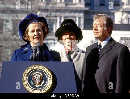 Bilder-Datei: Premierministerin Margaret Thatcher des Vereinigten Königreichs, links, wird gezeigt, wie sie bei der Ankunft in ihr zu Ehren im Weißen Haus in Washington, D.C. auf Montag, 17. Dezember 1979 sprach. In ihrer Rede lobte sie US-Präsident Jimmy Carter, Recht, Umgang mit der Iran Geiselkrise mit den Worten, dass er Respekt auf der ganzen Welt für seinen Mut und Geduld erlangt hat. First Lady Roslyn Carter center, Blicke auf. Thatcher starb an einem Schlaganfall bei 87 Montag, 8. April 2013. Bildnachweis: Benjamin E. "Gen" Forte - CNP/Alamy Live-Nachrichten Stockfoto