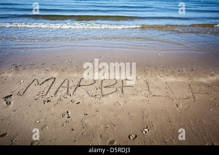 das Wort geschrieben im nassen Sand am Strand Marbella Stockfoto