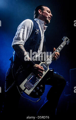 7. April 2013 führt am Sound Academy in Toronto - Toronto, Ontario, Kanada - Sänger/Gitarrist MICHAEL POULSEN der dänische Metal-Band Volbeat auf der Bühne. (Kredit-Bild: © Igor Vidyashev/ZUMAPRESS.com) Stockfoto