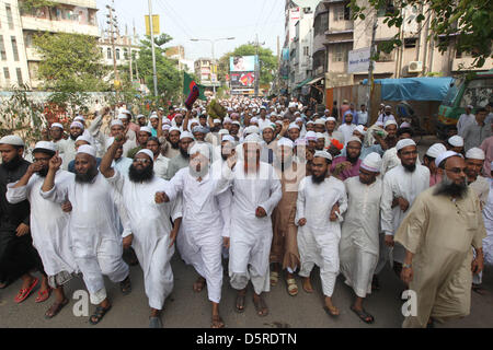 Dhaka, Bangladesch. 8. April 2013. Aktivisten der islamistischen Organisation Hefajat-e-Islam Parolen schreien, als sie während einer Nation große Streik in Dhaka am 8. April 2013 rally, Hefajat-e-Islam genannt haben einen landesweiten Streik drücken, das nationale Parlament, Blasphemie-Gesetz zur Verfolgung der Blogger beleidigen Islam und den Propheten Mohammed in dem mehrheitlich muslimischen Land vorgeworfen zu erlassen. © Monirul Alam (Bild Kredit: Kredit: Monirul Alam/ZUMAPRESS.com/Alamy Live-Nachrichten) Stockfoto