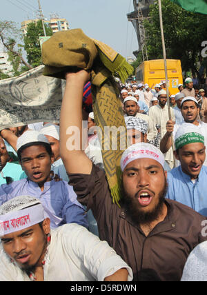 Dhaka, Bangladesch. 8. April 2013. Aktivisten der islamistischen Organisation Hefajat-e-Islam Parolen schreien, als sie während einer Nation große Streik in Dhaka am 8. April 2013 rally, Hefajat-e-Islam genannt haben einen landesweiten Streik drücken, das nationale Parlament, Blasphemie-Gesetz zur Verfolgung der Blogger beleidigen Islam und den Propheten Mohammed in dem mehrheitlich muslimischen Land vorgeworfen zu erlassen. © Monirul Alam (Bild Kredit: Kredit: Monirul Alam/ZUMAPRESS.com/Alamy Live-Nachrichten) Stockfoto