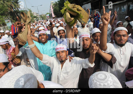 Dhaka, Bangladesch. 8. April 2013. Aktivisten der islamistischen Organisation Hefajat-e-Islam Parolen schreien, als sie während einer Nation große Streik in Dhaka am 8. April 2013 rally, Hefajat-e-Islam genannt haben einen landesweiten Streik drücken, das nationale Parlament, Blasphemie-Gesetz zur Verfolgung der Blogger beleidigen Islam und den Propheten Mohammed in dem mehrheitlich muslimischen Land vorgeworfen zu erlassen. © Monirul Alam (Bild Kredit: Kredit: Monirul Alam/ZUMAPRESS.com/Alamy Live-Nachrichten) Stockfoto