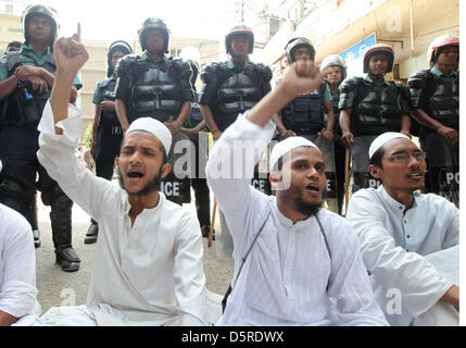 Dhaka, Bangladesch. 8. April 2013. Aktivisten der islamistischen Organisation Hefajat-e-Islam Parolen schreien, als sie während einer Nation große Streik in Dhaka am 8. April 2013 rally, Hefajat-e-Islam genannt haben einen landesweiten Streik drücken, das nationale Parlament, Blasphemie-Gesetz zur Verfolgung der Blogger beleidigen Islam und den Propheten Mohammed in dem mehrheitlich muslimischen Land vorgeworfen zu erlassen. © Monirul Alam (Bild Kredit: Kredit: Monirul Alam/ZUMAPRESS.com/Alamy Live-Nachrichten) Stockfoto