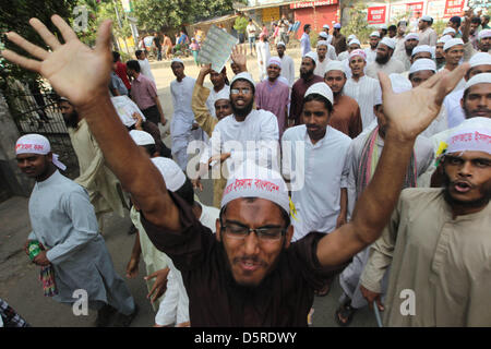 Dhaka, Bangladesch. 8. April 2013. Aktivisten der islamistischen Organisation Hefajat-e-Islam Parolen schreien, als sie während einer Nation große Streik in Dhaka am 8. April 2013 rally, Hefajat-e-Islam genannt haben einen landesweiten Streik drücken, das nationale Parlament, Blasphemie-Gesetz zur Verfolgung der Blogger beleidigen Islam und den Propheten Mohammed in dem mehrheitlich muslimischen Land vorgeworfen zu erlassen. © Monirul Alam (Bild Kredit: Kredit: Monirul Alam/ZUMAPRESS.com/Alamy Live-Nachrichten) Stockfoto