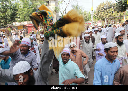 Dhaka, Bangladesch. 8. April 2013. Aktivisten der islamistischen Organisation Hefajat-e-Islam Parolen schreien, als sie während einer Nation große Streik in Dhaka am 8. April 2013 rally, Hefajat-e-Islam genannt haben einen landesweiten Streik drücken, das nationale Parlament, Blasphemie-Gesetz zur Verfolgung der Blogger beleidigen Islam und den Propheten Mohammed in dem mehrheitlich muslimischen Land vorgeworfen zu erlassen. © Monirul Alam (Bild Kredit: Kredit: Monirul Alam/ZUMAPRESS.com/Alamy Live-Nachrichten) Stockfoto