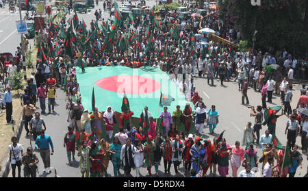 Dhaka, Bangladesch. 8. April 2013. Die Gonojagoron Mancha bringen eine Prozession Form Shahabagh Kreuzung mit Nationalflaggen gegen die laufenden Land große Streik von Hefajat-e-Islam in Dhaka am 8. April 2013. Die radikale islamistische Organisation Hefajat-e Islam genannt das Herunterfahren protestieren Â €œgovernment Obstaclesâ€ auf ihre Saturdayâ€™ s Rallye zu Hause seine 13-Punkte-Forderung einschließlich der Todesstrafe, atheistischer Blogger drücken. Â © Monirul Alam (Bild Kredit: Kredit: Monirul Alam/ZUMAPRESS.com/Alamy Live-Nachrichten) Stockfoto