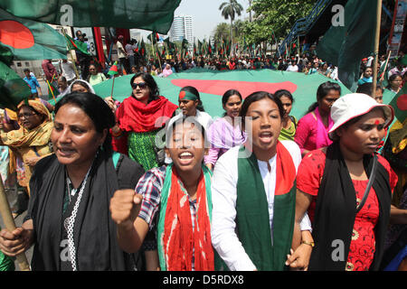 Dhaka, Bangladesch. 8. April 2013. Die Gonojagoron Mancha bringen eine Prozession und schreien Sloguns Form Shahabagh Kreuzung mit Nationalflaggen gegen die laufenden Land große Streik von Hefajat-e-Islam in Dhaka am 8. April 2013. Die radikale islamistische Organisation Hefajat-e Islam genannt das Herunterfahren protestieren Â €œgovernment Obstaclesâ€ auf ihre Saturdayâ€™ s Rallye zu Hause seine 13-Punkte-Forderung einschließlich der Todesstrafe, atheistischer Blogger drücken. Â © Monirul Alam (Bild Kredit: Kredit: Monirul Alam/ZUMAPRESS.com/Alamy Live-Nachrichten) Stockfoto