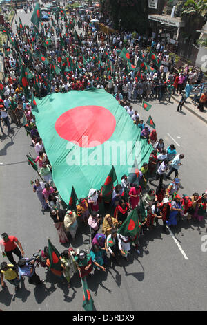 Dhaka, Bangladesch. 8. April 2013. Die Gonojagoron Mancha bringen eine Prozession Form Shahabagh Kreuzung mit Nationalflaggen gegen die laufenden Land große Streik von Hefajat-e-Islam in Dhaka am 8. April 2013. Die radikale islamistische Organisation Hefajat-e Islam genannt das Herunterfahren protestieren Â €œgovernment Obstaclesâ€ auf ihre Saturdayâ€™ s Rallye zu Hause seine 13-Punkte-Forderung einschließlich der Todesstrafe, atheistischer Blogger drücken. Â © Monirul Alam (Bild Kredit: Kredit: Monirul Alam/ZUMAPRESS.com/Alamy Live-Nachrichten) Stockfoto