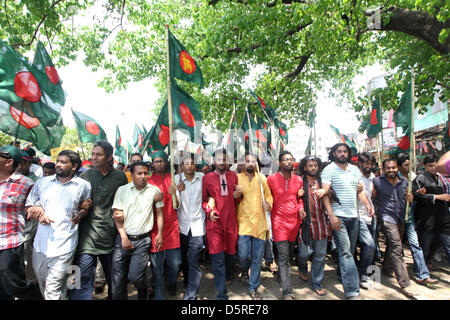 Dhaka, Bangladesch. 8. April 2013. Die Gonojagoron Mancha bringen eine Prozession Form Shahabagh Kreuzung mit Nationalflaggen gegen die laufenden Land große Streik von Hefajat-e-Islam in Dhaka am 8. April 2013. Die radikale islamistische Organisation Hefajat-e Islam genannt das Herunterfahren protestieren Â €œgovernment Obstaclesâ€ auf ihre Saturdayâ€™ s Rallye zu Hause seine 13-Punkte-Forderung einschließlich der Todesstrafe, atheistischer Blogger drücken. Â © Monirul Alam (Bild Kredit: Kredit: Monirul Alam/ZUMAPRESS.com/Alamy Live-Nachrichten) Stockfoto