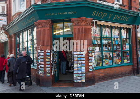 Aberystwyth, Wales, UK. 8. April 2013.   SIOP Y PETHE, das wegweisende walisische Sprachlehrbücher und Tonträger-Shop, eröffnet im Jahr 1968 von Mann und Frau Team GWILYM und MEGAN TUDUR im Zentrum von Aberystwyth, steht vor einer ungewissen Zukunft, das Paar haben beschlossen, aus dem Geschäft zurückziehen und schauen, um das Gebäude und das Geschäft als Unternehmensfortführung zu neuen Besitzern, die frische Ideen für die Herausforderungen des Internet Alter Fotos Kredit haben zu verkaufen : Keith Morris/Alamy Live-Nachrichten Stockfoto