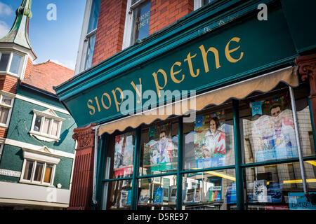 Aberystwyth, Wales, UK. 8. April 2013.   SIOP Y PETHE, das wegweisende walisische Sprachlehrbücher und Tonträger-Shop, eröffnet im Jahr 1968 von Mann und Frau Team GWILYM und MEGAN TUDUR im Zentrum von Aberystwyth, steht vor einer ungewissen Zukunft, das Paar haben beschlossen, aus dem Geschäft zurückziehen und schauen, um das Gebäude und das Geschäft als Unternehmensfortführung zu neuen Besitzern, die frische Ideen für die Herausforderungen des Internet Alter Fotos Kredit haben zu verkaufen : Keith Morris/Alamy Live-Nachrichten Stockfoto