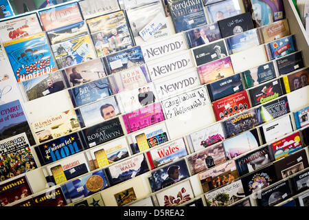 Aberystwyth, Wales, UK. 8. April 2013.   SIOP Y PETHE, das wegweisende walisische Sprachlehrbücher und Tonträger-Shop, eröffnet im Jahr 1968 von Mann und Frau Team GWILYM und MEGAN TUDUR im Zentrum von Aberystwyth, steht vor einer ungewissen Zukunft, das Paar haben beschlossen, aus dem Geschäft zurückziehen und schauen, um das Gebäude und das Geschäft als Unternehmensfortführung zu neuen Besitzern, die frische Ideen für die Herausforderungen des Internet Alter Fotos Kredit haben zu verkaufen : Keith Morris/Alamy Live-Nachrichten Stockfoto