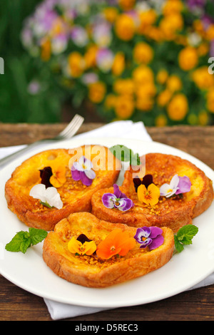"Torrijas" mit Honig und Pollen. Typische Mahlzeit aus Spanien. Gebratenes Brot mit Milch, Eiern, Honig und Pollen. Rezept zur Verfügung. Stockfoto