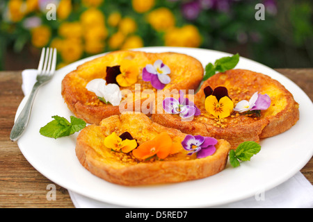 Torrijas mit Honig und Pollen (geröstetes Brot, typische Mahlzeit aus Spanien). Rezept zur Verfügung. Stockfoto