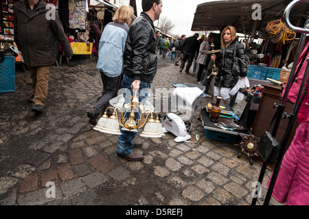 Berliner Flohmarkt neben dem Mauerpark in Prenzlauer Berg (Mauerpark). 2004.Sundays, 08:00-18:00 gegründet. Stockfoto