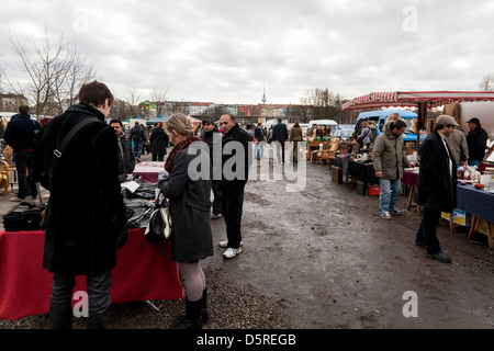 Berliner Flohmarkt neben dem Mauerpark in Prenzlauer Berg (Mauerpark). 2004.Sundays, 08:00-18:00 gegründet. Stockfoto