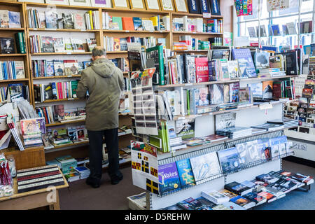 Aberystwyth, Wales, UK. 8. April 2013.   SIOP Y PETHE, das wegweisende walisische Sprachlehrbücher und Tonträger-Shop, eröffnet im Jahr 1968 von Mann und Frau Team GWILYM und MEGAN TUDUR im Zentrum von Aberystwyth, steht vor einer ungewissen Zukunft, das Paar haben beschlossen, aus dem Geschäft zurückziehen und schauen, um das Gebäude und das Geschäft als Unternehmensfortführung zu neuen Besitzern, die frische Ideen für die Herausforderungen des Internet Alter Fotos Kredit haben zu verkaufen : Keith Morris/Alamy Live-Nachrichten Stockfoto