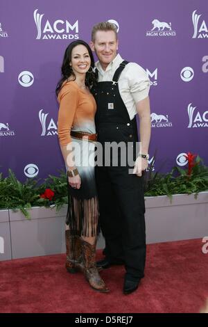 Las Vegas, Nevada, USA. 7. April 2013. Joey Martin Feek, Rory Lee Feek im Ankunftsbereich für 48th Annual Academy of Country Music (ACM) Awards - Ankunft 1, MGM Grand Garden Arena, Las Vegas, NV 7. April 2013. Foto von: James Atoa/Everett Collection / Alamy Live News Stockfoto