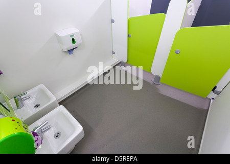 Whitley Park-Kindergarten-Kinder-Toiletten und cubicals Stockfoto