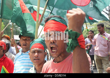 Dhaka, Bangladesch. 8. April 2013. Gonojagoron Mancha Aktivisten rufen Parolen, wie sie an einer Prozession von Shahabagh Kreuzung mit Nationalflaggen nehmen gegen die laufenden Land große Streik von Hefazat-e-Islam in Dhaka. Die radikale islamistische Organisation berufen, Hefazat-e Islam die Schließung Protestierenden "Regierung Hindernisse" zu ihrer Kundgebung Samstag home Presse seine 13-Punkte-Forderung einschließlich der Todesstrafe für Blogger Atheist. Der Ministerpräsident von Bangladesch abgelehnt fest die Anforderungen für das neue Blasphemiegesetz am Montag. (Kredit-Bild: © Monirul Alam/ZUMAPRESS.com/Alamy Li Stockfoto