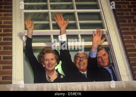 Frau Margaret Thatcher, Denis Thatcher, Cecil Parkinson im Conservative Central Office 32 Smith Square (CCO), heute CCHQ (Conservative Campaign Headquarters) genannt, feiert nach dem Sieg bei den Parlamentswahlen 1983. London Großbritannien. England der 1980er Jahre. HOMER SYKES Stockfoto
