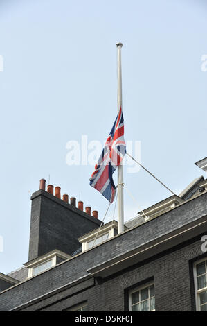 Downing Street, London, UK. 8. April 2013. Fahnen auf Halbmast vor Downing Street, den Tod des ehemaligen Ministerpräsidenten Baroness Thatcher nach einem Schlaganfall zu markieren. Bildnachweis: Matthew Chattle / Alamy Live News Stockfoto