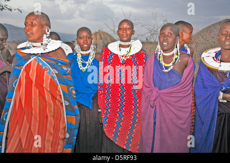 Afrika, Tansania; Massai-Frauen in traditioneller Tracht mit Hand gemacht Schmuck Stockfoto