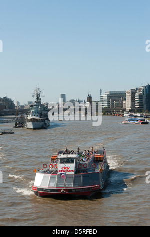 Stadt-Kreuzfahrt-Schiff mit Touristen vorbei HMS Belfast auf der Themse in London, England. Stockfoto