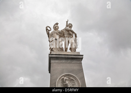 Pallas führt die Krieger im Kampf (Albert Wolff, 1853). Marmor-Statuen im Palace Bridge - Schlossbrucke, Berlin, Deutschland Stockfoto